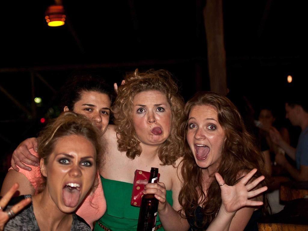 阿雷纳背包客度假村旅馆 La Fortuna 外观 照片 A group of women making faces