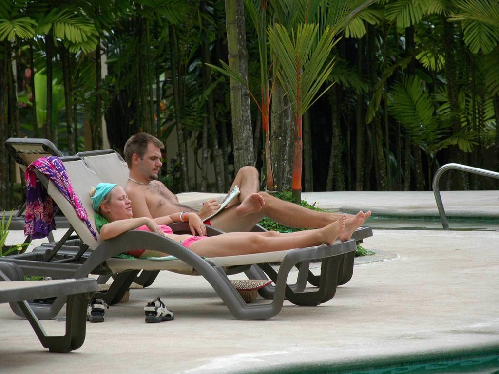 阿雷纳背包客度假村旅馆 La Fortuna 外观 照片 A couple sunbathing