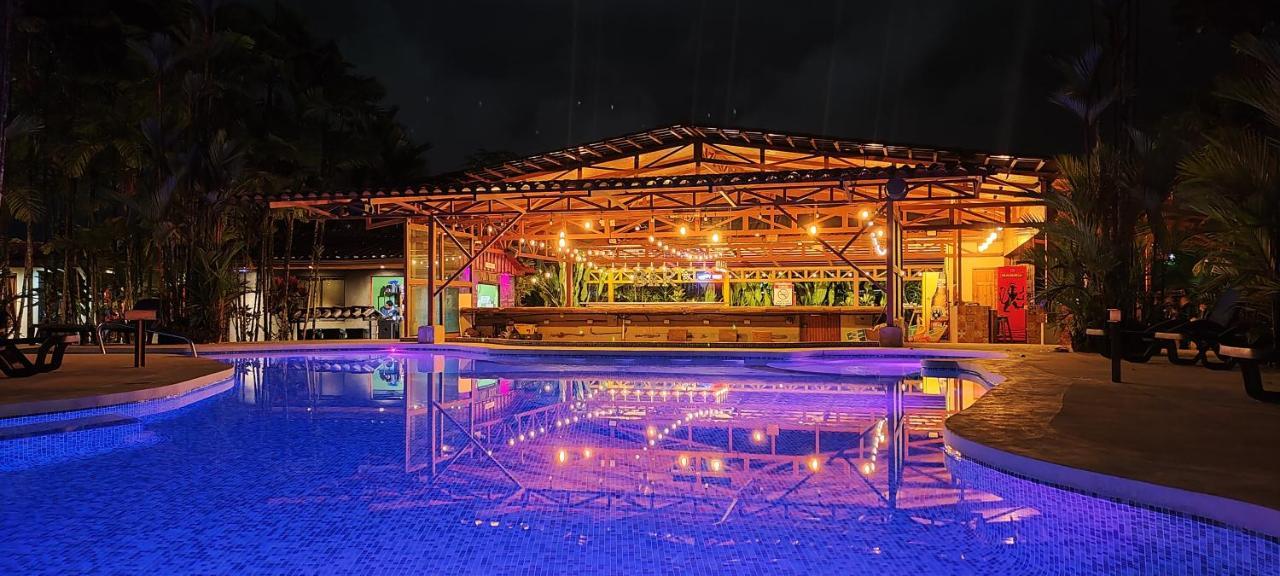 阿雷纳背包客度假村旅馆 La Fortuna 外观 照片 The pool at the resort