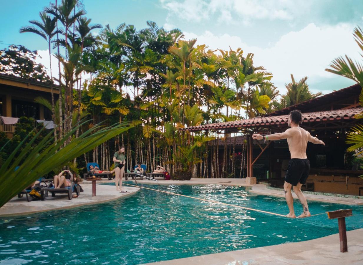 阿雷纳背包客度假村旅馆 La Fortuna 外观 照片 A swimming pool in the resort