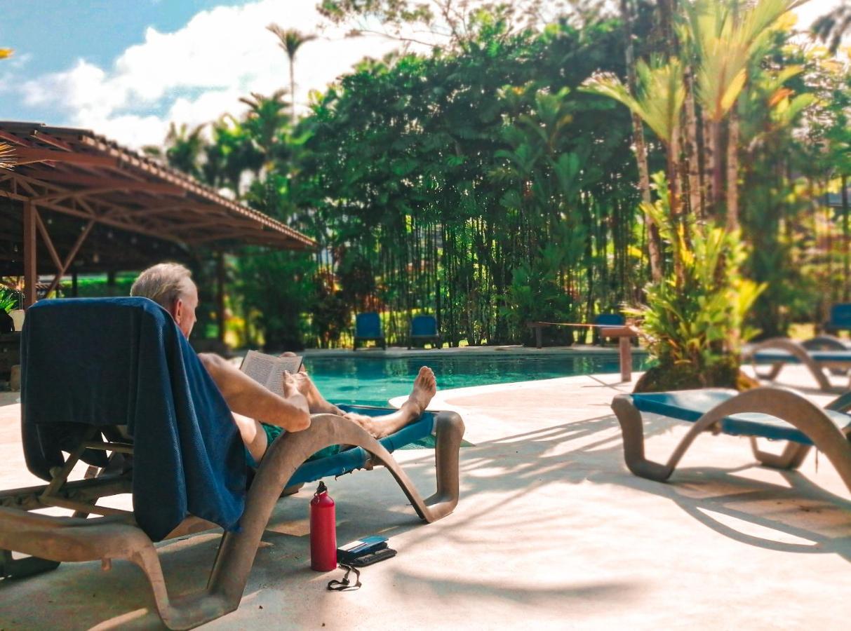 阿雷纳背包客度假村旅馆 La Fortuna 外观 照片 A man relaxing at a resort