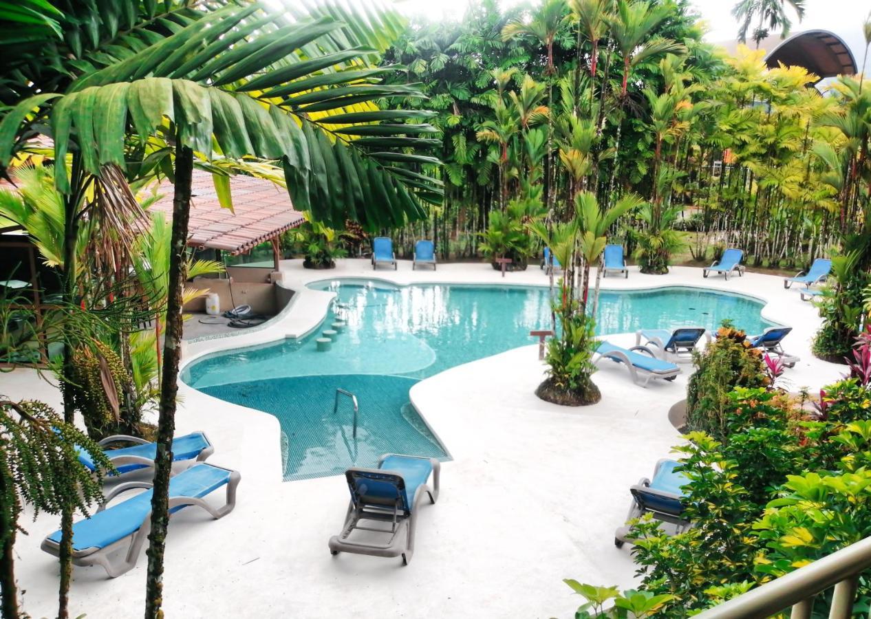 阿雷纳背包客度假村旅馆 La Fortuna 外观 照片 The swimming pool at the resort
