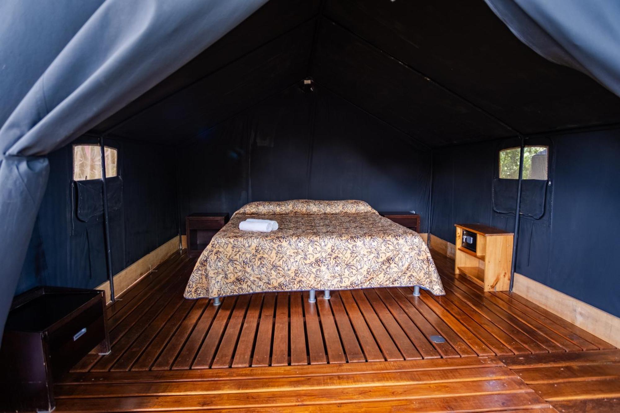 阿雷纳背包客度假村旅馆 La Fortuna 外观 照片 Interior of a tent at the resort