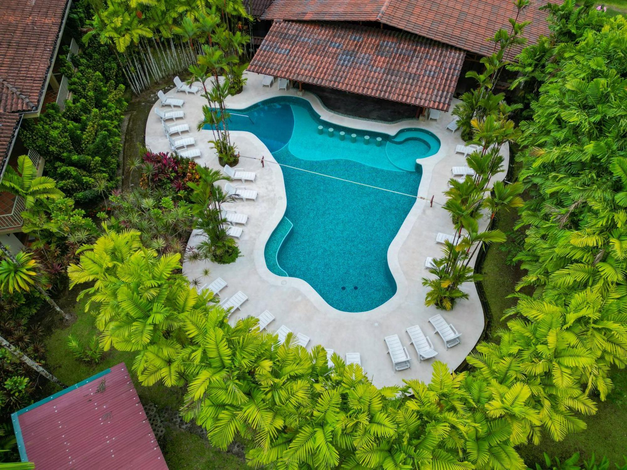 阿雷纳背包客度假村旅馆 La Fortuna 外观 照片 Aerial view of the swimming pool at the hotel