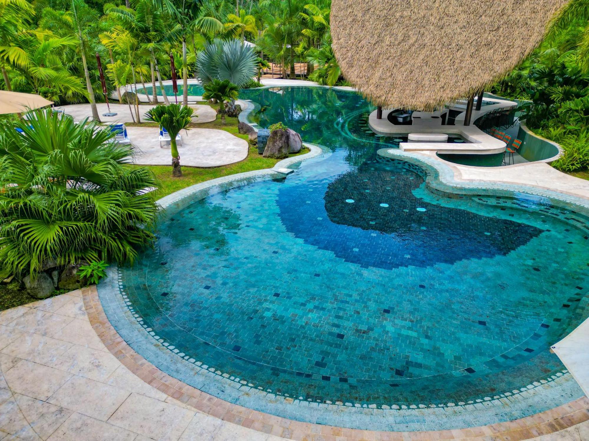 阿雷纳背包客度假村旅馆 La Fortuna 外观 照片 The swimming pool at the resort