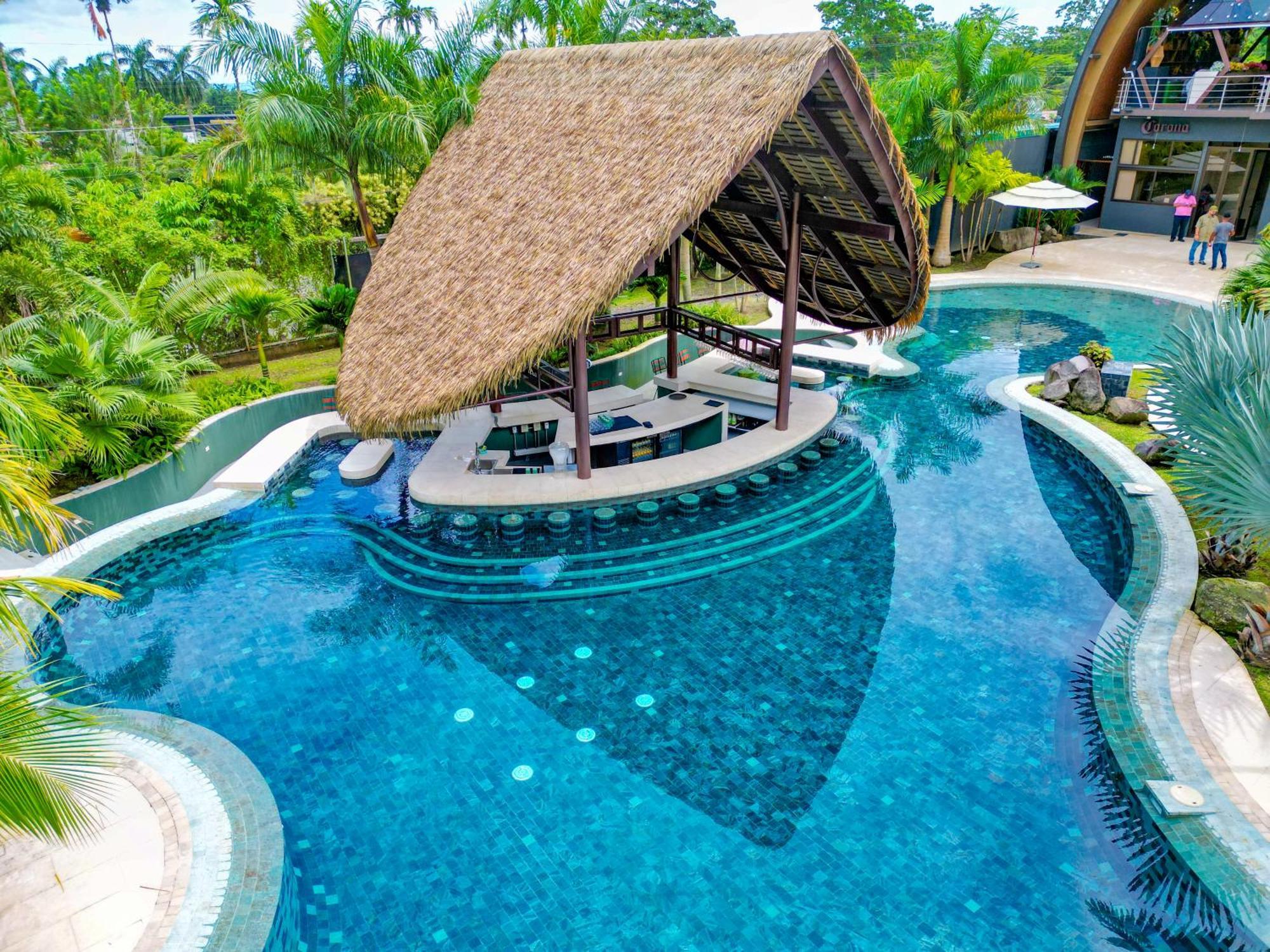 阿雷纳背包客度假村旅馆 La Fortuna 外观 照片 The swimming pool at the resort