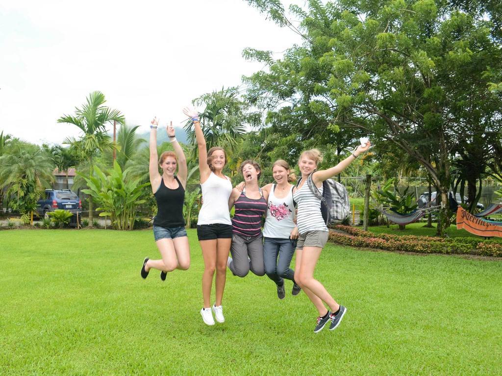 阿雷纳背包客度假村旅馆 La Fortuna 外观 照片 Students jumping for joy