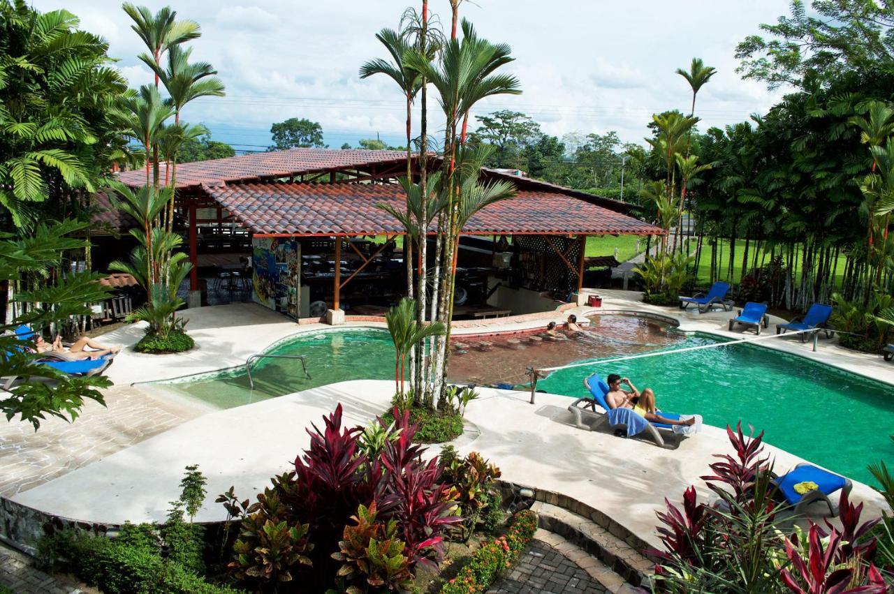 阿雷纳背包客度假村旅馆 La Fortuna 外观 照片 The swimming pool at the resort